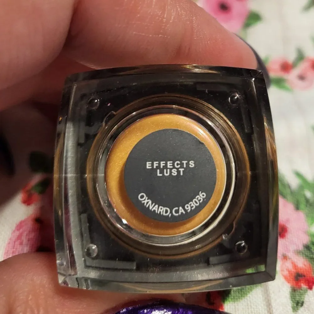 Lique Cheek and Eye lid Powder Lust